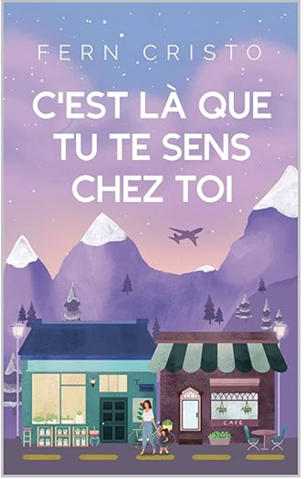 Couverture du roman ‘C’est là que tu te sens chez toi’ de Fern Cristo. On y voit une illustration de montagnes violettes sous un ciel étoilé avec un avion, des maisons colorées et un café. Une femme et un enfant marchent sur le trottoir devant les boutiques